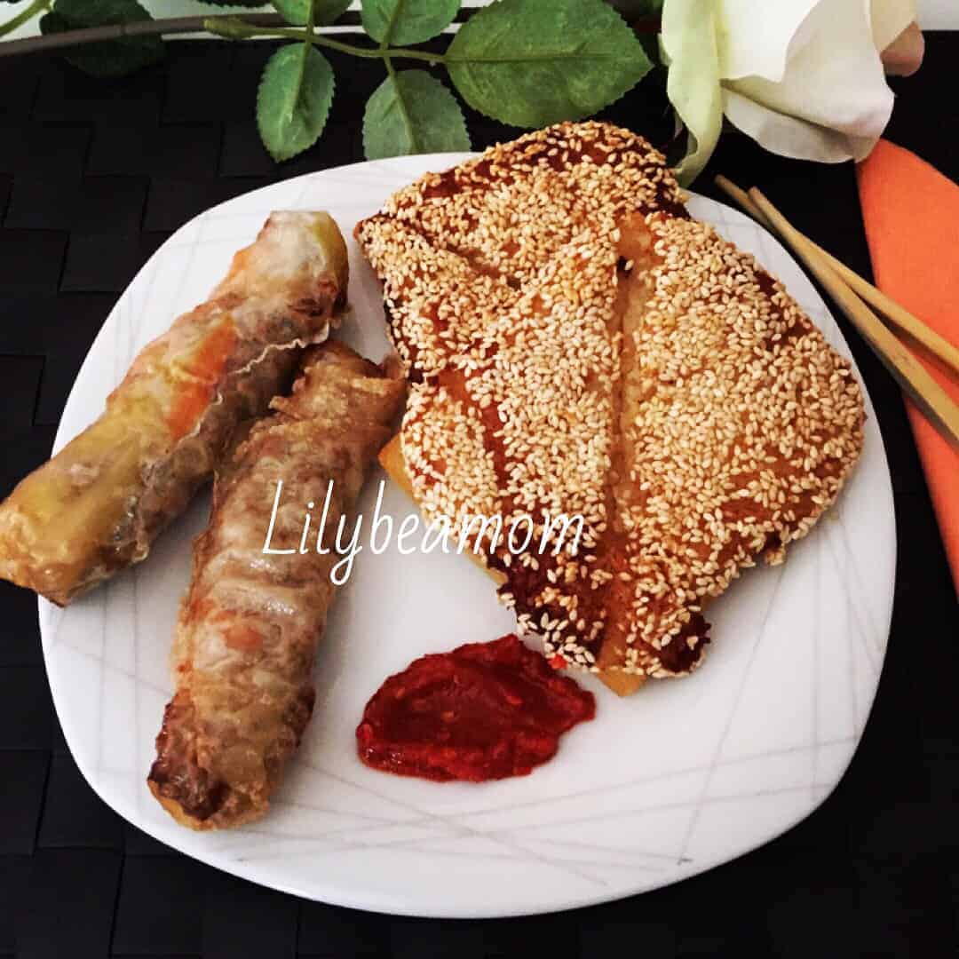 Involtini primavera e toast di gamberetti con sesamo