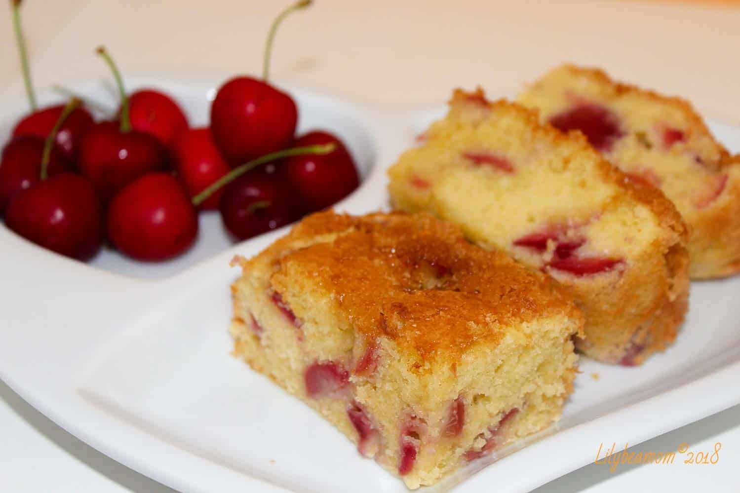 Quadrotti glassati alle ciliegie