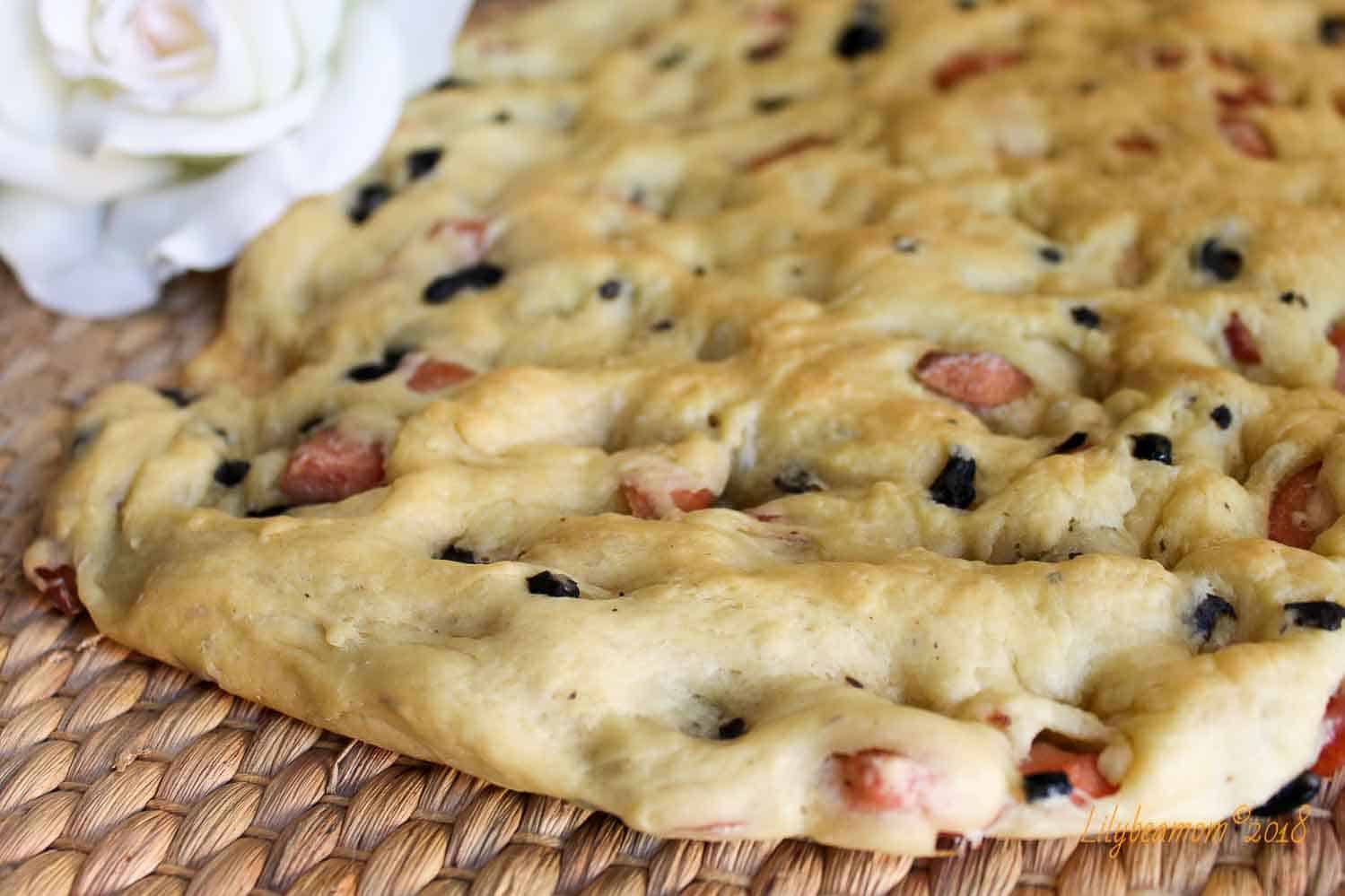 Schiacciata würstel e olive nere