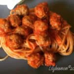 Torta di albumi al cioccolato con confettura di ciliegie