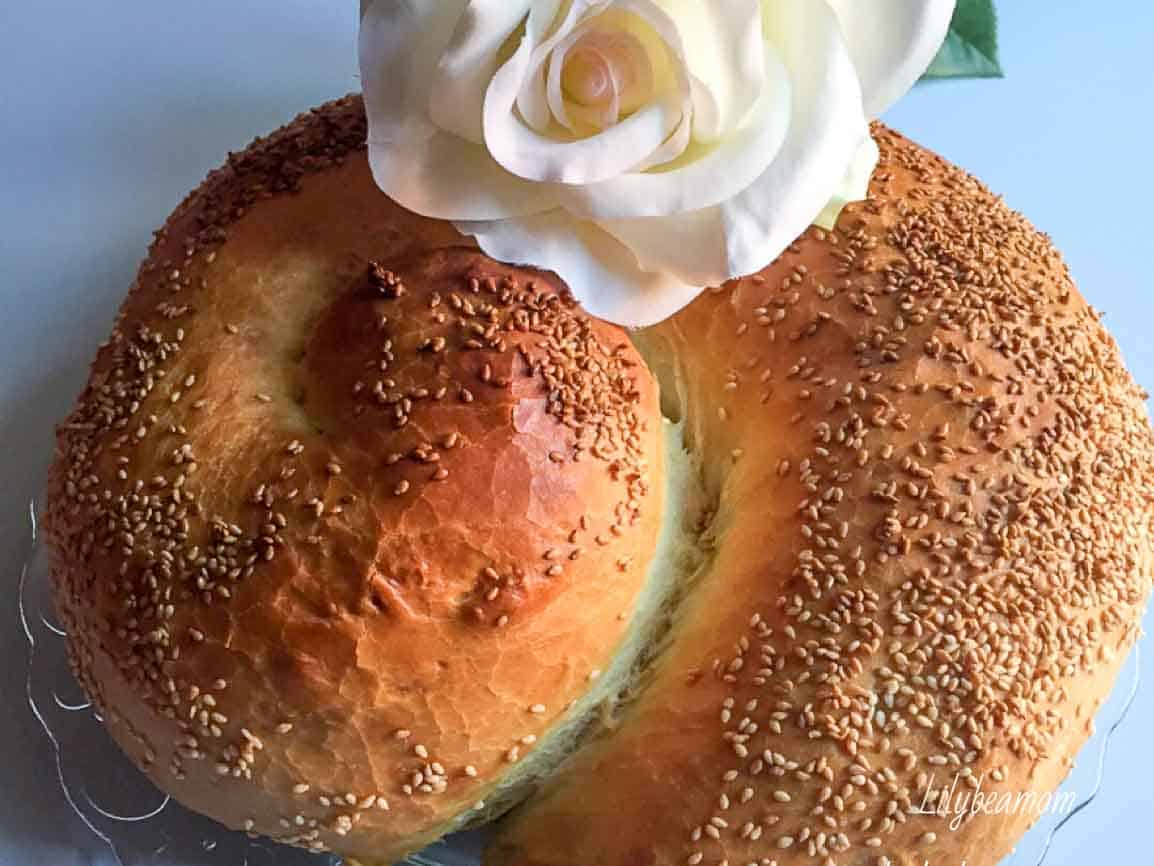 Chiocciola di pane al sesamo con luganega piccante e pesto | paninisopraffini.com
