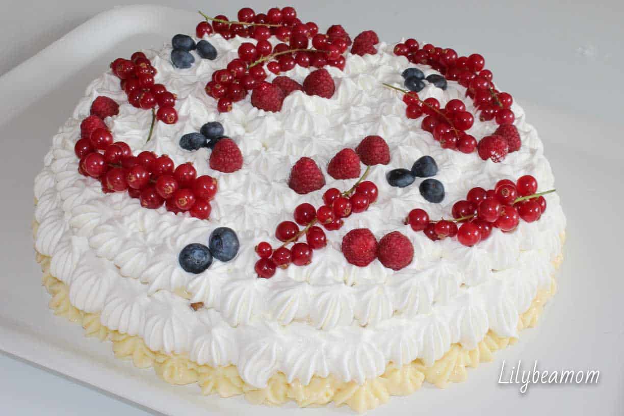 Torta di compleanno alla crema e frutti di bosco