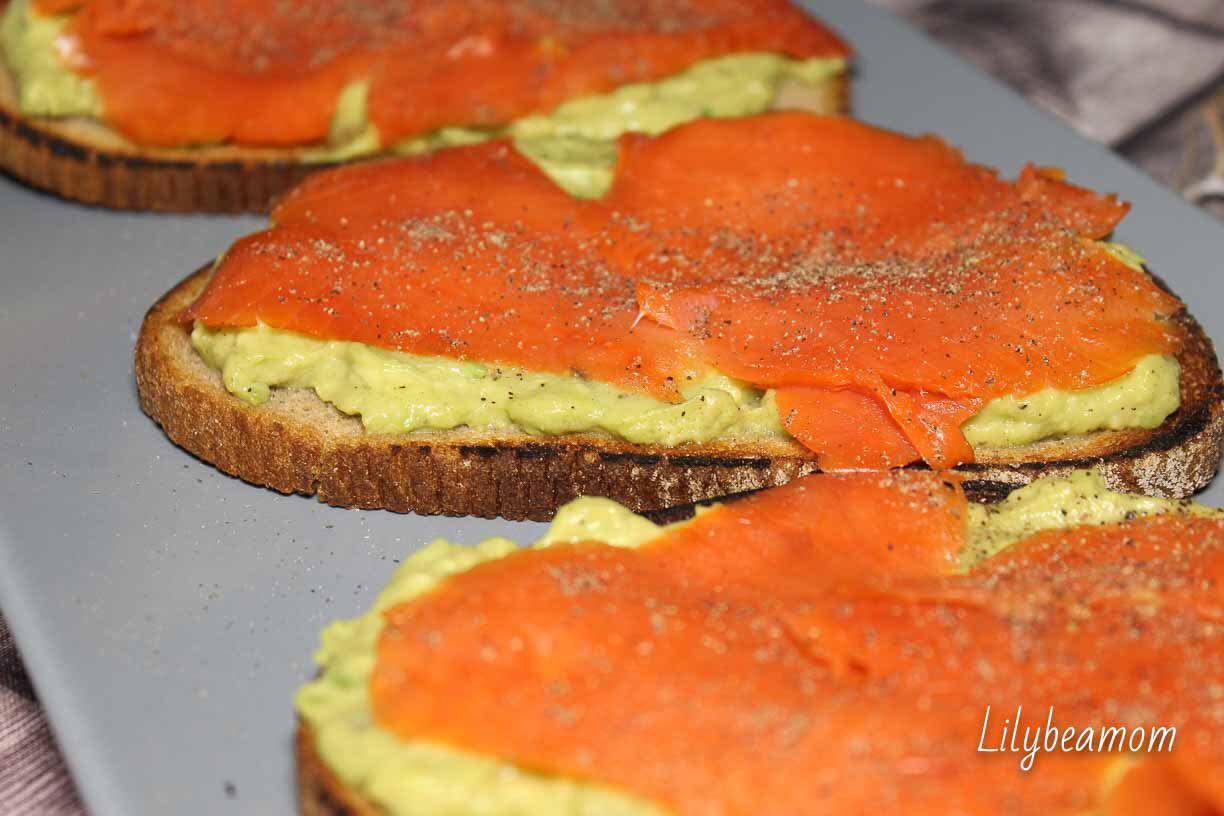 Bruschette salmone e avocado | paninisopraffini.com