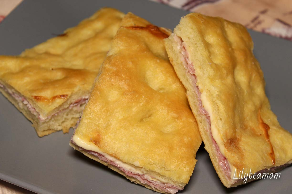 Schiacciata ripiena prosciutto cotto e formaggio | paninisopraffini.com